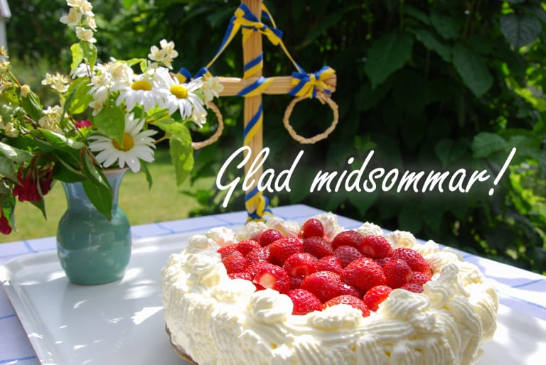 Jordgubbstårta, midsommarstång och blombukett